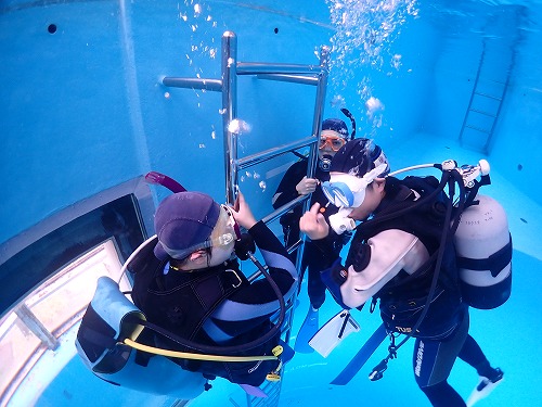 インストラクターと一緒に潜る初心者ダイバー