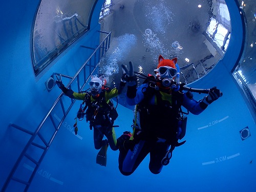 神戸で初心者向けスキューバダイビング講習を行う様子